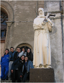 Statua di Sant'Angelo sulla gradinata della casa natia - ora cappella